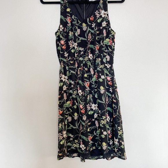 🌿 Black Botanical Print Flowy Dress - Picture 2 of 4